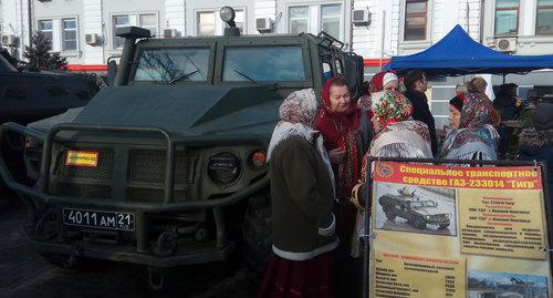 Участницы казачьего ансамбля у бронеавтомобиля "Тигр". Эшелон "Сирийский перелом" на главном вокзале Ростова-на-Дону, 27 февраля 2019 г. Фото Константина Волгина для "Кавказского узла"