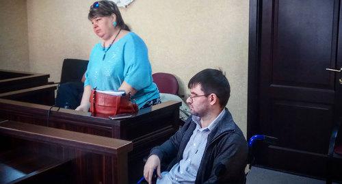 Владислав Хохлачев и его адвокат Татьяна Кравцова в зале суда. Фото Константина Волгина для "Кавказского узла"
