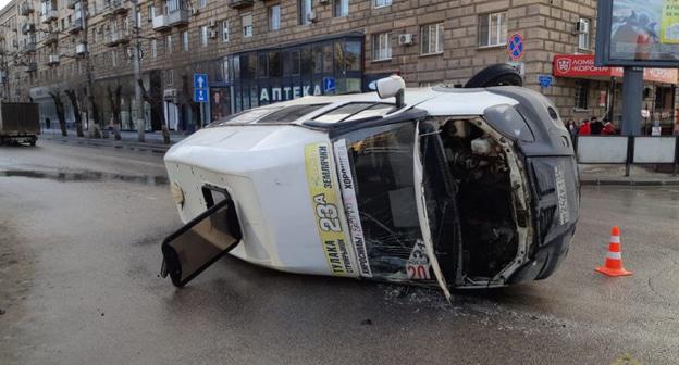 Перевернутая маршрутка после ДТП на пересечении улицы Комсомольской и проспекта Ленина г. Волгограда. Фото пресс-службы ГУ МВД Волгоградской области https://34.мвд.рф/%D0%BD%D0%BE%D0%B2%D0%BE%D1%81%D1%82%D0%B8/item/16036509