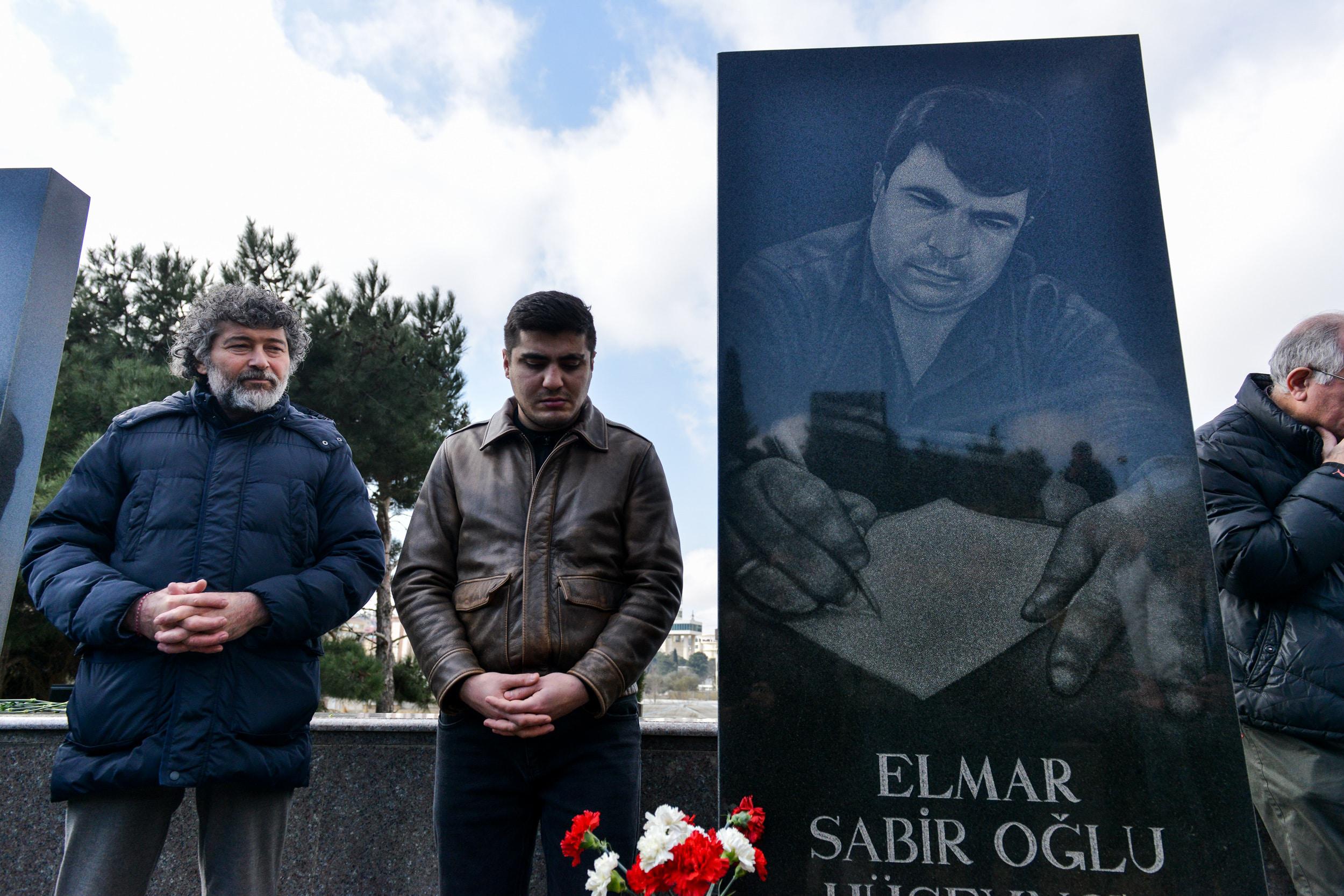 Мехман Гусейнов (справа) на акции памяти журналиста Эльмара Гусейнова 2 марта 2019 года. Фото Азиза Каримова для "Кавказского узла"