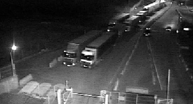 Очередь грузовиков на КПП "Верхний Ларс". Фото: скриншот веб-камеры https://vlars.ru/pages/3-webcam