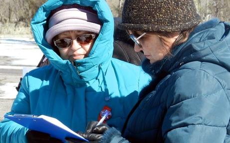 Сбор подписей под резолюцией митинга.  Волгоград, 3 марта 2019 года. Фото Татьяны Филимоновой для "Кавказского узла".