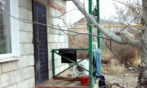 У входа в дом, где жил Сергей Ивакин. Село Бахтемир в Астраханской области. Фото Алены Садовской для "Кавказского узла".