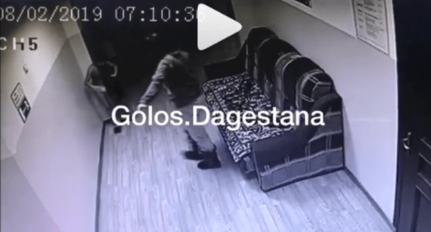 Скриншот публикации видео жестокого обращения с ребенком в детдоме Каспийска, https://www.instagram.com/p/BujolF3nfVg/