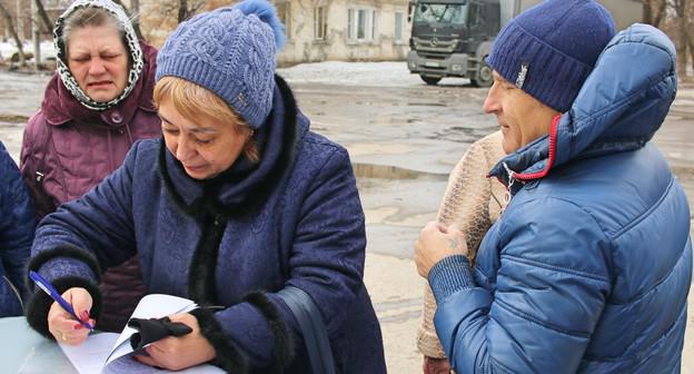 Участники пикета в Гуково 9 марта 2019 года записываются на получение гуманитарного угля. Фото Вячеслава Прудникова для "Кавказского узла".