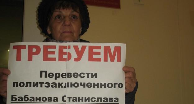 Галина Тихенко с плакатом в защиту Стаса Бабанова. Волгоград, 12 марта 2019 года. Фото Татьяны Филимоновой для "Кавказского узла"