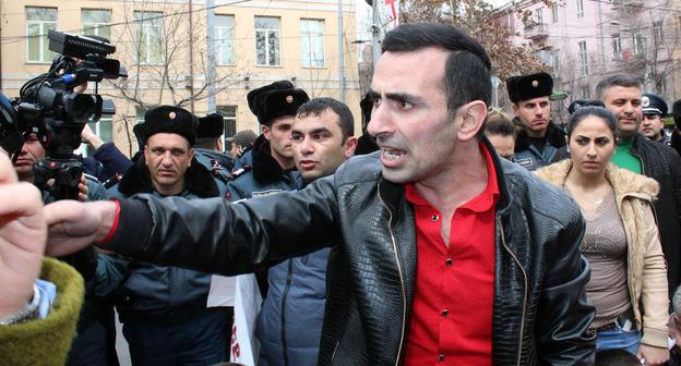 Сотрудник кафе возмущается действиями полиции. Ереван, 14 марта 2019 года. Фото Тиграна Петросяна для "Кавказского узла"