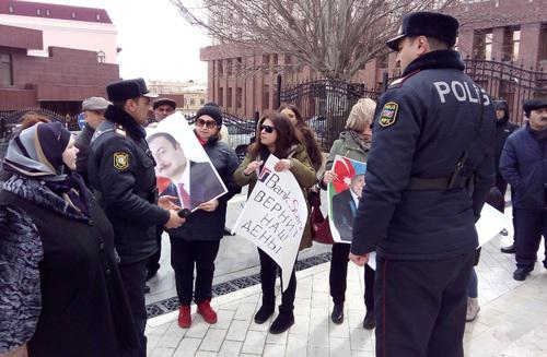 Митинг вкладчиков обанкротившегося Bank Standard. Фото Кямала Али для "Кавказского узла" Митинг вкладчиков обанкротившегося Bank Standard. Фото Кямала Али для "Кавказского узла"