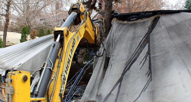 Демонтаж металлического каркаса. Ереван, 14 марта 2019 года. Фото Тиграна Петросяна для "Кавказского узла"