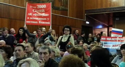 Сход жителей домов, подлежащих сносу по решению суда. Фото Светланы Кравченко для "Кавказского узла" Сход жителей домов, подлежащих сносу по решению суда. Фото Светланы Кравченко для "Кавказского узла"