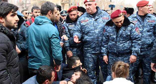 Сотрудники полиции во время сноса кафе в Ереване. Фото Тиграна Петросяна для "Кавказского узла"