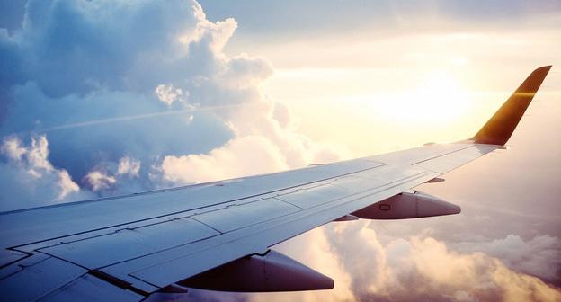 Крыло самолёта в полёте. Фото pixaby.com