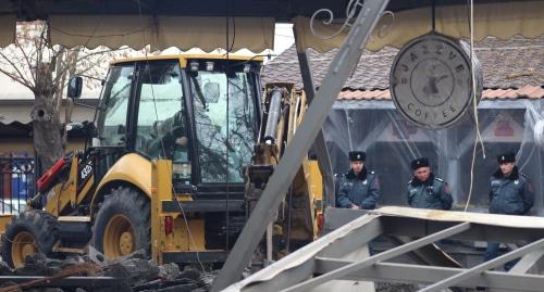 Полицейские на месте снесенных кафе. Фото Тигран Петросян для "Кавказского узла".