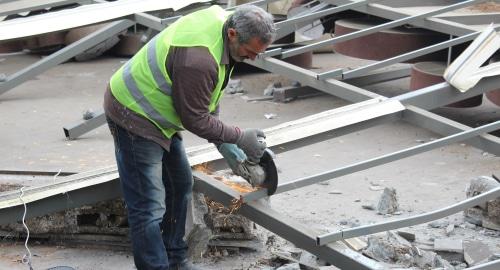 Рабочий демонтирует конструкции кафе. Фото Тиграна Петросяна для "Кавказского узла".