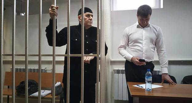 Оюб Титиев слушает приговор. Фото Дмитрия Борко, ПЦ "Мемориал"