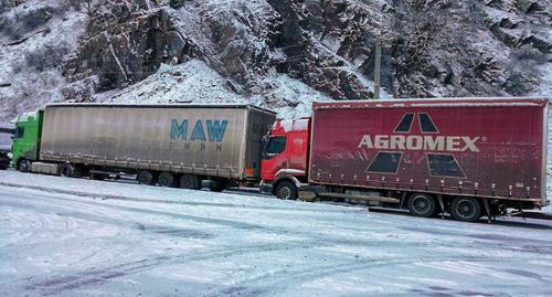 Большегрузы в очереди у КПП "Верхний Ларс". Фото Эммы Марзоевой для "Кавказского узла" Большегрузы в очереди у КПП "Верхний Ларс". Фото Эммы Марзоевой для "Кавказского узла"