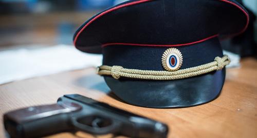 Фуражка и личное оружие. Фото Елены Синеок, Юга.ру
