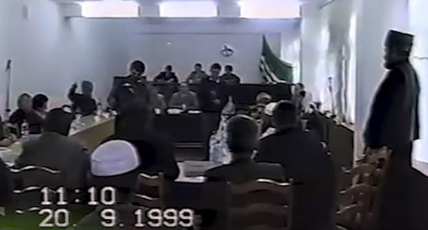 Заседание Парламента ЧРИ 1999 года. Фото: кадр видео ЧГТРК "Грозный" Эксклюзивная съемка заседания Парламента ЧРИ 1999 года
 https://www.youtube.com/watch?time_continue=23&v=S0BtM_aoTAs
