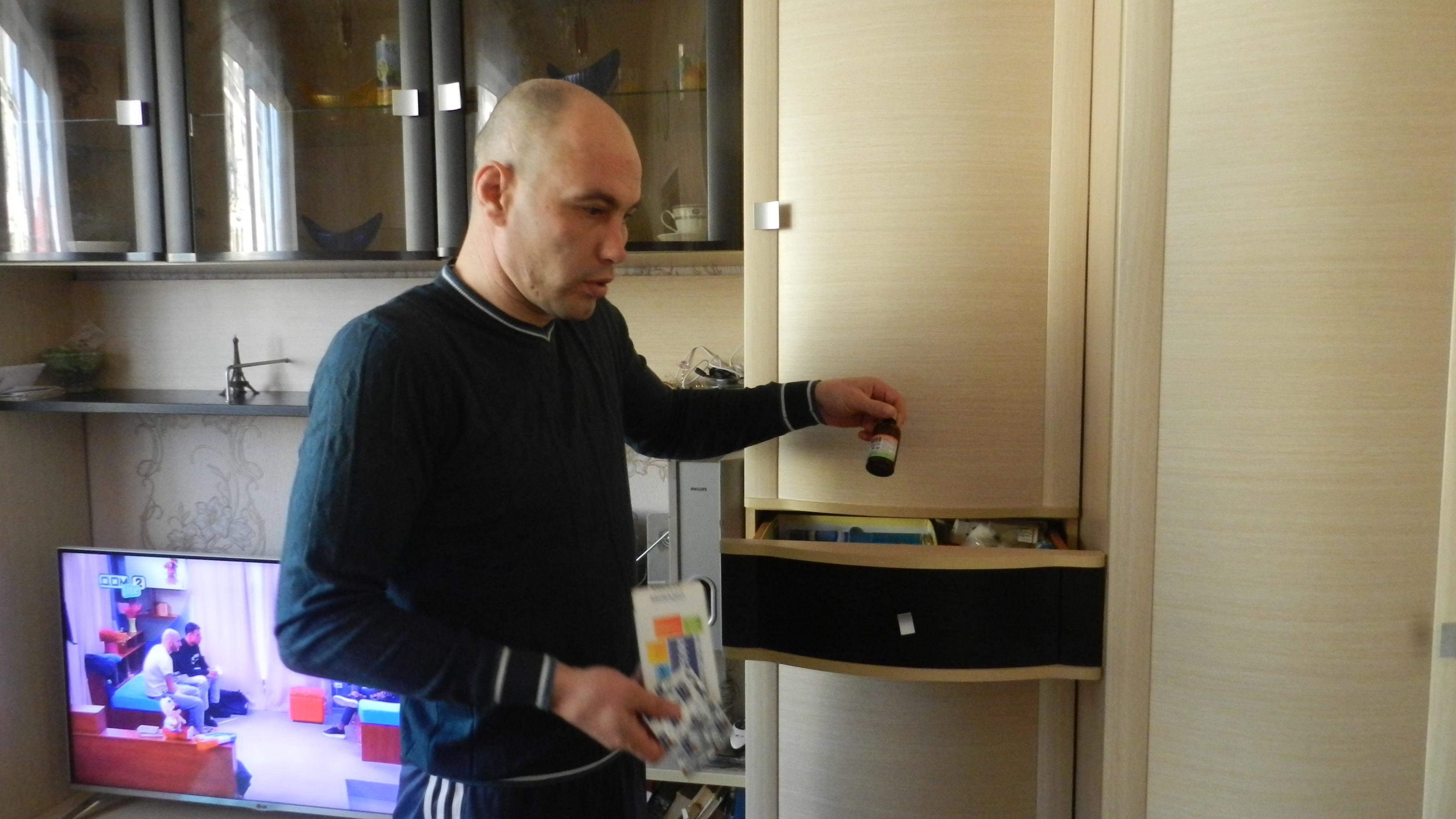 Андрей Дорохов показывает запас лекарств, которые регулярно требуются жильцам из-за сложившейся ситуации. Волгоград, март 2019 года. Фото Татьяны Филимоновой для "Кавказского узла"