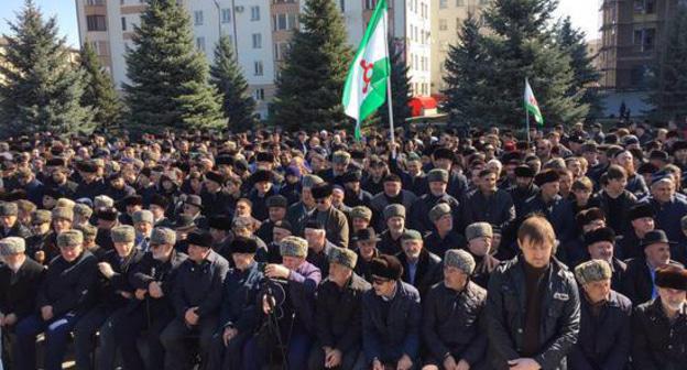 На площади в Магасе собралось около 10 тысяч человек 26 марта 2019 года. Фото Магомеда Муцольгова для "Кавказского узла"