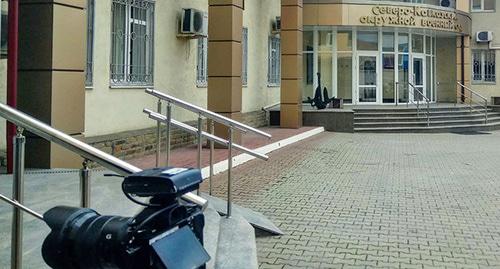 Камера журналистов на фоне входа в Северо-Кавказский окружной военный суд. Фото Константина Волгина для "Кавказского узла" Камера журналистов на фоне входа в Северо-Кавказский окружной военный суд. Фото Константина Волгина для "Кавказского узла"