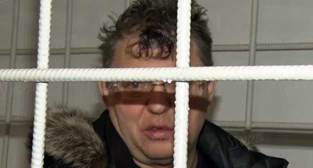 Евгений Щур в зале суда. Фото: кадр видео  агентства "Высота 102" "В суде арестованный депутат гордумы Волгограда Щур не признал вины и назвал себя потерпевшим" https://www.youtube.com/watch?time_continue=8&v=fZ55yWKhFP0