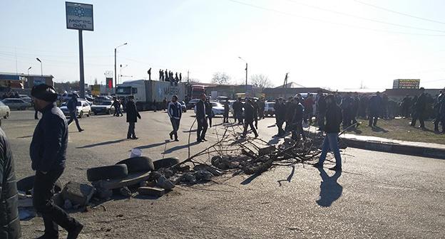 Экажевский круг, где было перекрыто движение по федеральной трассе при въезде в Назрань. 27 марта 2019 г. Фото Умара Йовлоя для "Кавказского узла"