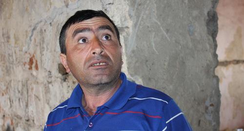 Житель дома Армен Карапетян показывает состояние аварийных домов. Фото Тиграна Петросяна для "Кавказского узла"