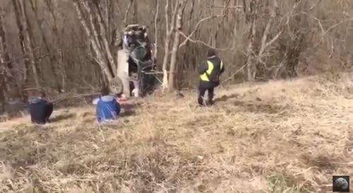 Авария во время автогонки по трассе ралли-рейда в Геленджике. Скриншот видео "В Геленджике на джип-триале погиб спортсмен" пользователя Black-White News в Youtube, https://www.youtube.com/watch?v=fiR3vyN9FK8 Авария во время автогонки по трассе ралли-рейда в Геленджике. Скриншот видео "В Геленджике на джип-триале погиб спортсмен" пользователя Black-White News в Youtube, https://www.youtube.com/watch?v=fiR3vyN9FK8