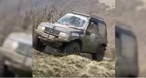 Внедорожник перед аварией во время автогонки по трассе ралли-рейда в Геленджике. Скриншот с видео "В Геленджике на джип-триале погиб спортсмен" пользователя Black-White News в Youtube, https://www.youtube.com/watch?v=fiR3vyN9FK8 Внедорожник перед аварией во время автогонки по трассе ралли-рейда в Геленджике. Скриншот с видео "В Геленджике на джип-триале погиб спортсмен" пользователя Black-White News в Youtube, https://www.youtube.com/watch?v=fiR3vyN9FK8