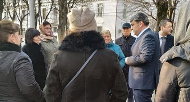 Жительницы Вольного аула и врио главы республики Казбек Коков (справа). Фото: Луиза Оразаева для "Кавказского узла"