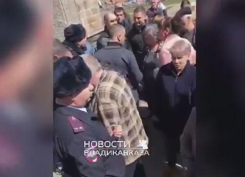 Акция протеста жителей Алагира на центральной площади. Скриншот видео на Youtube-канале издания "ОсНова.News" / https://www.youtube.com/watch?v=Lql3aWsIZ1E&feature=youtu.be