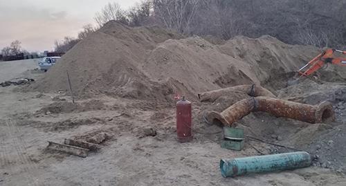 Траншея у жилого дома. Фото: пресс-служба Следственного комитета РФ по Волгоградской области http://volgograd.sledcom.ru Траншея у жилого дома. Фото: пресс-служба Следственного комитета РФ по Волгоградской области http://volgograd.sledcom.ru