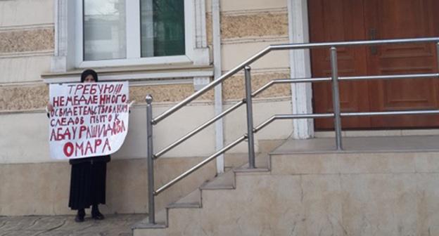 Сестра махачкалинца Омара Абдурашидова провела пикет. Махачкала, 2 апреля 2019 года. Фото Патимат Махмудовой для "Кавказского узла"