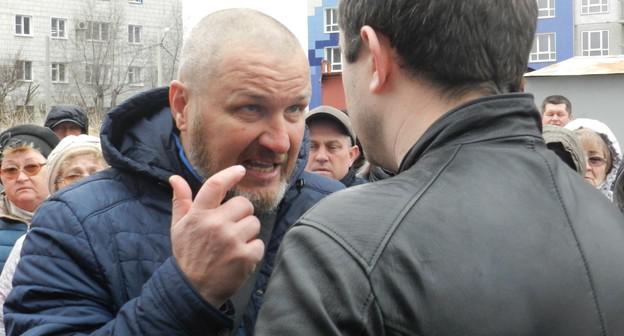 Дольщик ЖК "Адмиралтейский" спорит с замглавы Госстройнадзора по Волгоградской области Романом Касьяновым на встрече в Волгограде 4 апреля 2019 года. Фото Татьяны Филимоновой для "Кавказского узла"