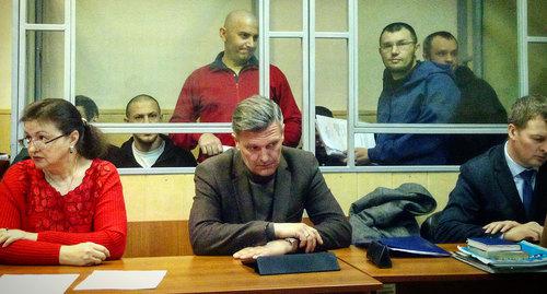 Заседание по ялтинскому делу "Хизб ут-Тахрир" в Ростовском гарнизонном военном суде. Стоят Муслим Алиев, Эмир-Усеин Куку и Вадим Сирук. Фото Константина Волгина для "Кавказского узла"
Заседание по ялтинскому делу "Хизб ут-Тахрир" в Ростовском гарнизонном военном суде. Стоят Муслим Алиев, Эмир-Усеин Куку и Вадим Сирук. Фото Константина Волгина для "Кавказского узла"