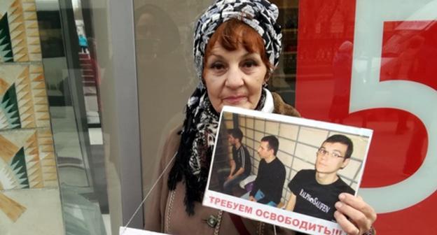 Галина Тихенко проводит пикет с требованием освободить политзаключенных. Волгоград, 7 апреля 2019 года. Фото Татьяны Филимоновой для "Кавказского узла".