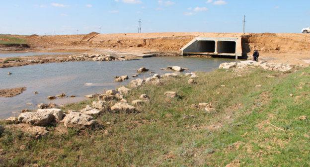 Дамба через реку Кара-Сал в поселке Каажихин. Фото Пресс-служба ОНФ Калмыкии https://onf.ru/2018/05/04/onf-v-kalmykii-prosit-prokuraturu-razobratsya-s-situaciey-vokrug-razrushennoy-damby-v/