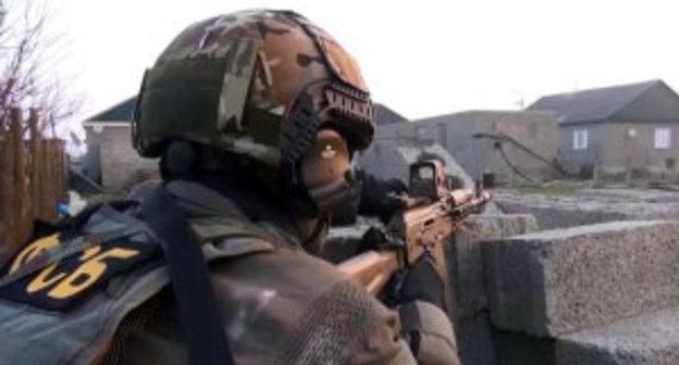 Сотрудник ФСБ. Фото Пресс-служба НАК http://nac.gov.ru/terrorizmu-net/v-hasavyurtovskom-rayone-respubliki-dagestan-zaderzhan-chlen.html