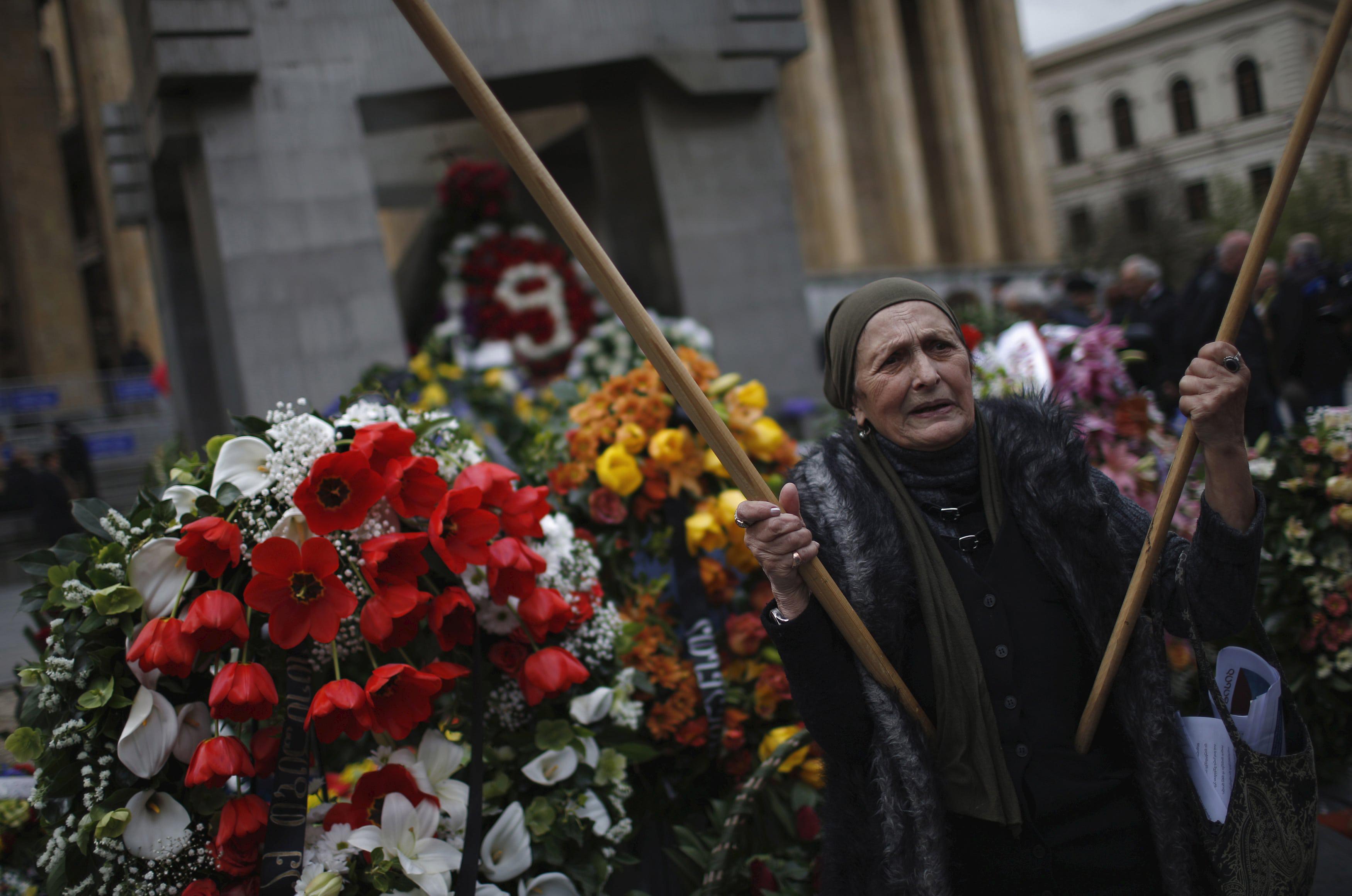 Акция памяти перед зданием парламента в Тбилиси. 9 апреля 2015 года. Фото: REUTERS / David Mdzinarishvili