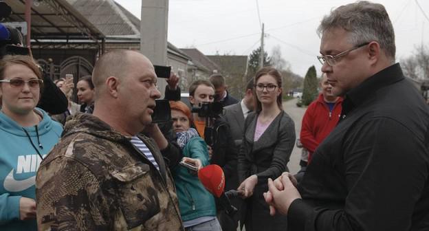 Пострадавшие от оползня жители Георгиевска на встрече с губернатором Ставропольского края Владимиром Владимировым 12 апреля 2019 года. Фото пресс-службы администрации Ставропольского края. http://www.stavregion.ru