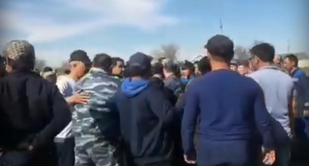 Кадр из видео "отасовка в Ногайском районе. Видео 2" на YouTube-канале РИА "Дербент". https://www.youtube.com/watch?v=HBziSrrxOf8