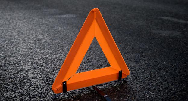 знак аварии на дороге.  Фото Елены Синеок, Юга.ру
