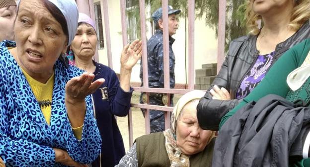 Родственники задержанных у здания Ногайского райсуда, 13 апреля 2019. Фото Гульмирой Тангатаровой 
для "Кавказского узла"