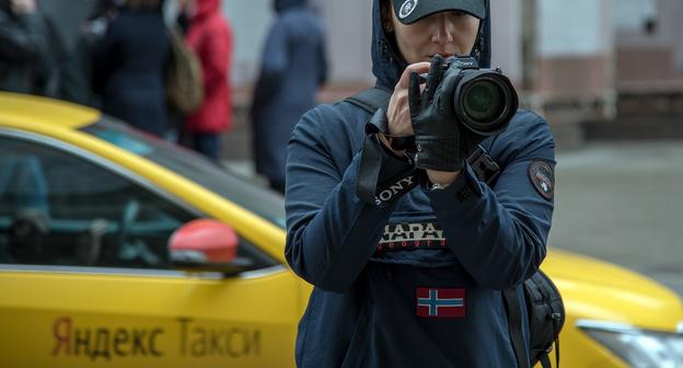 Фотограф у автомобиля Яндекс.Такси". Фото Нины Тумановой для "Кавказского узла"