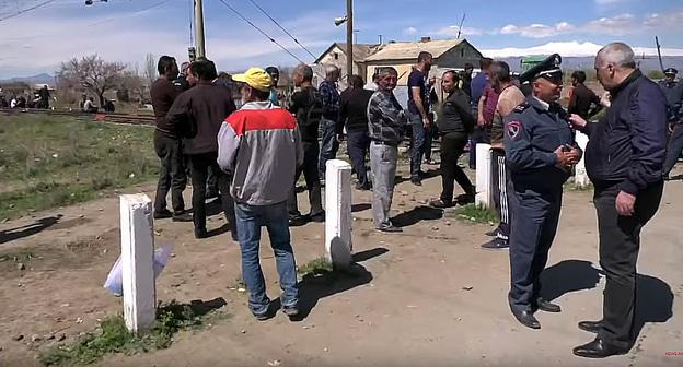 Жители Зартонка перекрыли железную дорогу. Фото: скриншот видео https://www.youtube.com/watch?time_continue=1336&v=Zcd_WHngXtY