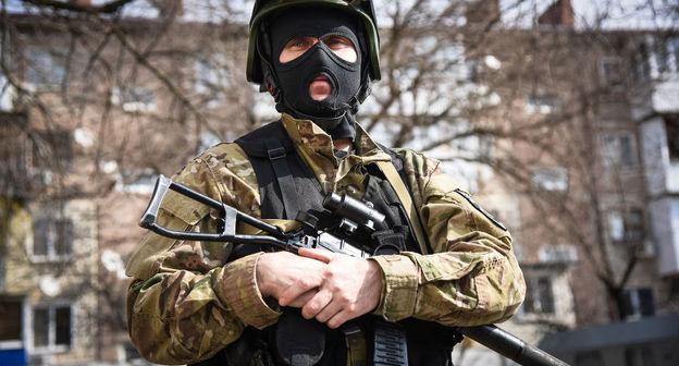 Представитель силовых структур.  Фото Елены Синеок, Юга.ру
