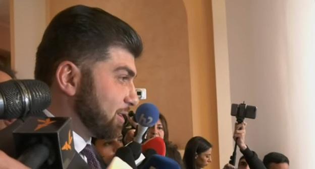 Давид Санасарян. Скриншот видео 
armtimes.com
https://www.youtube.com/watch?v=6HZRXbsgyss