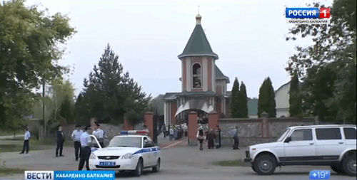 Жители станицы Александровской в Кабардино-Балкарии у храма. Кадр видеосюжета "Россия 1" https://www.youtube.com/watch?v=7Jf9oQjzzDU