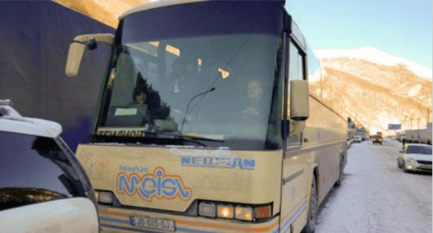 Скопление транспортных средств у КПП "Верхний Ларс". Фото Эммы Марзоевой для "Кавказского узла"